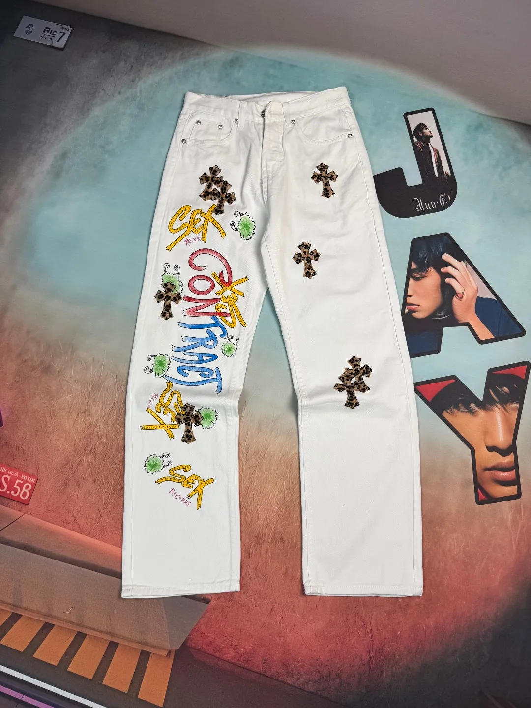 🅿️290 🔘Style No.-KL102 🔘Chrome Hearts𝐂𝐡𝐫𝐨𝐦𝐞 𝐇𝐞𝐚𝐫𝐭 24SS white background with leopard print vintage graffiti painted high street jeans* Chrome Hearts and Levi's The co-branded white cross leopard print jeans are considered to be the best in the jeans industry and are extremely popular. The pure cotton twill fabric supplied by customers has clear texture, and the cross leopard pattern inlay follows the latest trend. Its unique charm is unstoppable. Believe me, if you buy these trendy products, you will be able to fly all the way on the fashion track and easily become the focus of fashion in your circle of friends! Act quickly and let's blow up the streets together!  Fashionistas, look over here! Darlings, today I have to share with you my latest favorite - personalized graffiti jeans! When I put it on for the first time, I felt so cool and cool, as if the whole street was my show. Colorful graffiti elements break the monotony of traditional denim, and every pattern looks like a carefully crafted work of art, unique and eye-catching. The high-waisted version optimizes body proportions and easily creates long legs. The fabric is soft and elastic without any tightness, so it can be used for daily outings or sports and leisure activities. It has perfect versatility. Pair it with a simple short top to look fashionable. Pair it with a personalized navel-baring top to turn it into a street focus. Of course, there is more than one “star” on the fashion stage. This pair of Croxin pants dominates the fashion circle with its outstanding colors. Made from carefully selected beaded canvas and washed with heavy-duty water, the upper body is extremely textured, and the three-dimensional tailoring creates a straight trousers shape. ZP customized hardware, with customized small leather label, full of details, simple yet stylish, genderless design is super cool, and can be easily used by both men and women.  Size: S M L XL (28.30.32.34) Color: White